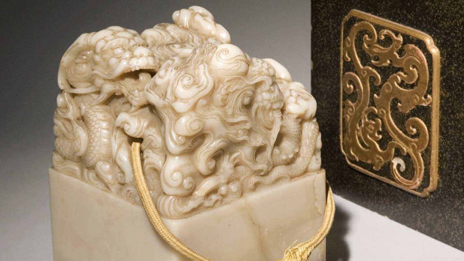 Sceau de l’empereur Kangxi (1662-1722), cachet impérial en stéatite beige.Toulouse,... Arts d'Extrême-Orient