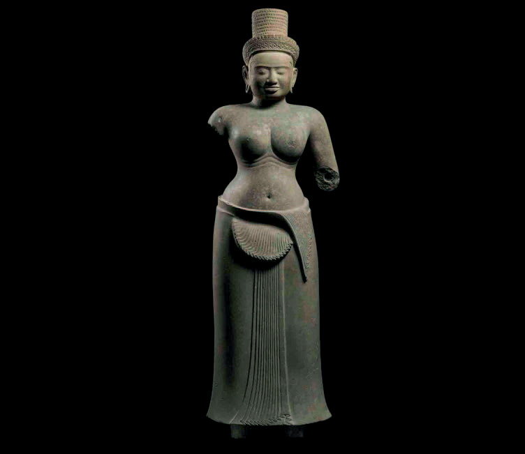 Divinité féminine, art khmer, style de Preah Ko, Cambodge, temple de Bakong, vers 881, grès, MA 12174. Musée Guimet, don de S.-E. et Mme John Gunther 