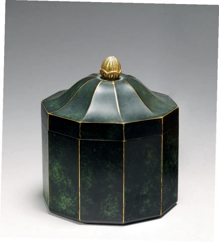 Christofle et Louis Süe (1875-1968), boîte en laiton doré à patine noire réalisée pour l’Exposition des Arts décoratifs de 1925, 14 x 11,5 cm. Paris, 
