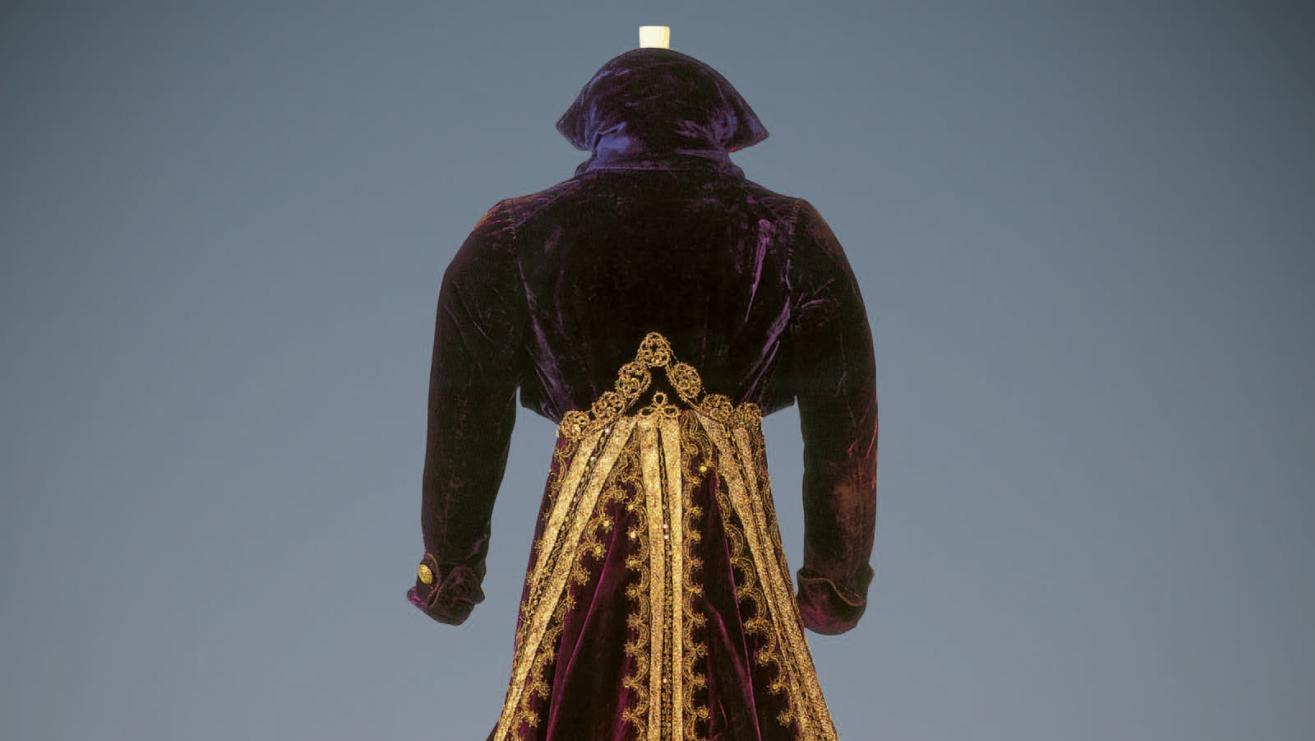 Manteau de robe en velours de soie violet, broderie et paillettes or, porté par Arletty... Costumes et accessoires de scène