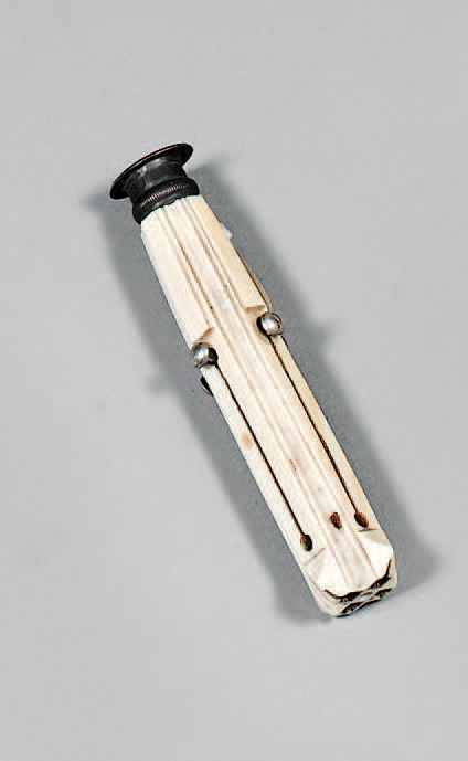 Cachet à manche d’ivoire contenant quatre lames taille-plumes coulissantes, XIXe siècle, h. 10 cm.Paris, Drouot-Richelieu, 4 juin 2010. Beaussant - Le