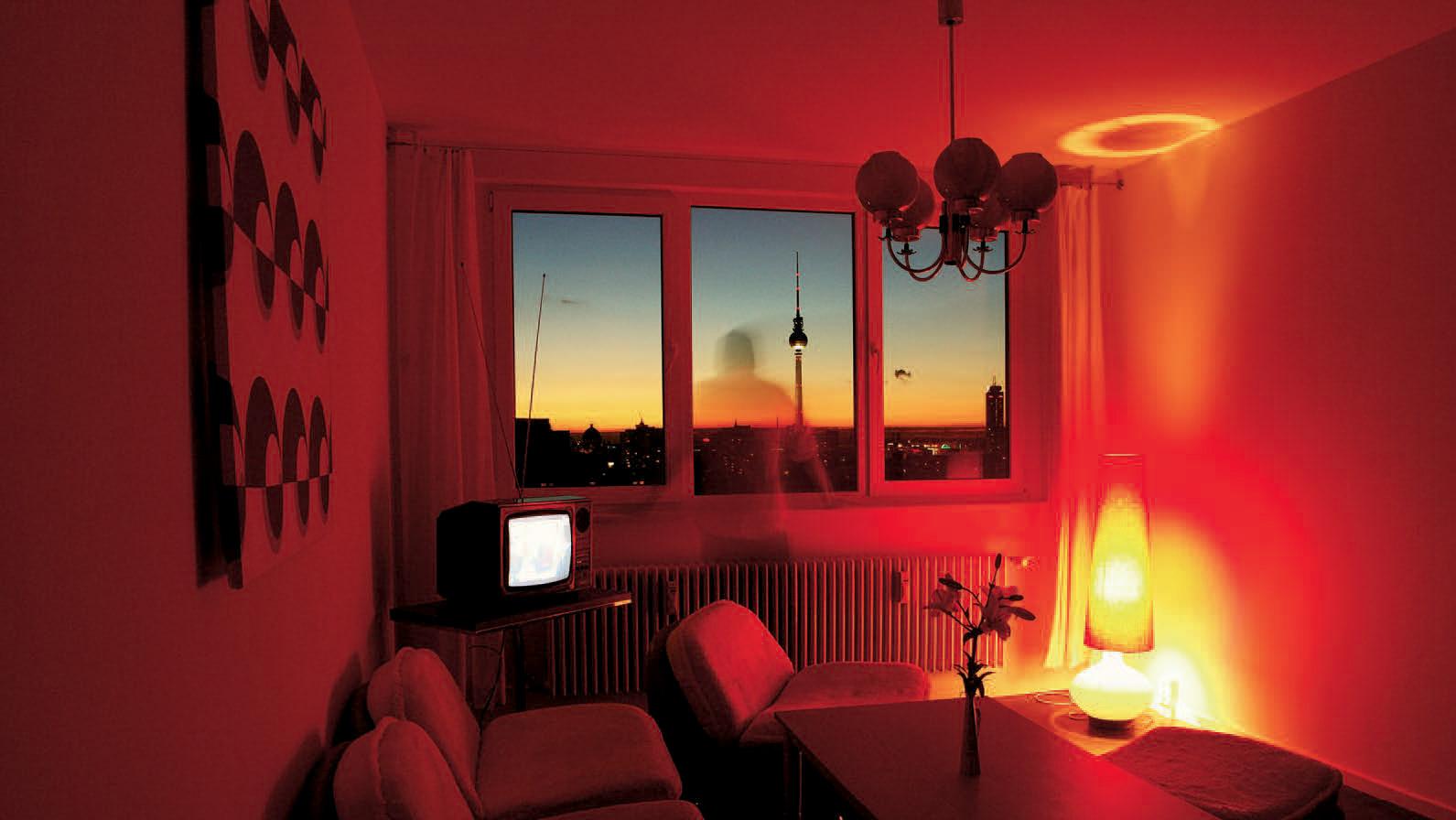 Chambre de l’Ostel, un hôtel à Berlin entièrement aménagé avec du mobilier et des... Les objets de la RDA: de la décharge à la vitrine 