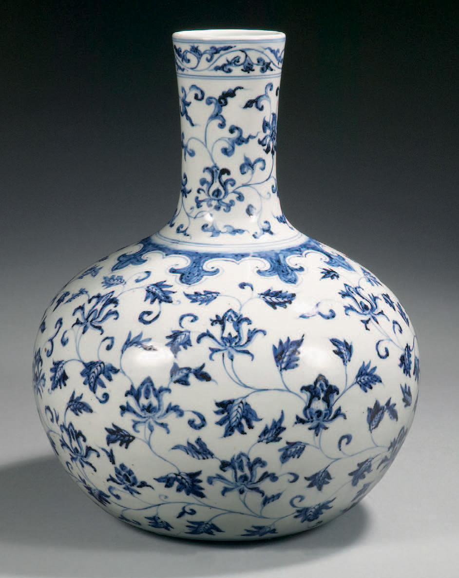 Vase de forme tianqiuping en porcelaine blanche décorée en bleu sous couverte. Époque Yongle (1403-1425), H. 43,2 cm.Record français pour une céramiqu