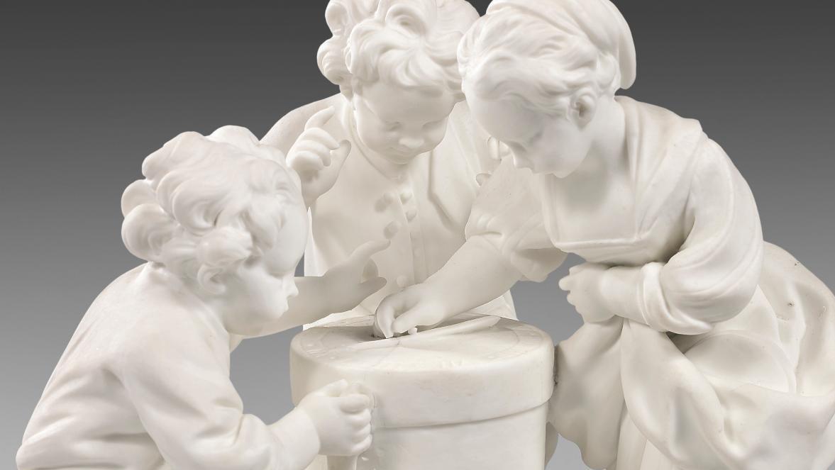 Détail d’une paire de groupes en biscuit de porcelaine de Sèvres du XVIIIe siècle,... Collection Nadine Ortiz-Patiño : les porcelaines  d’une cosmopolite