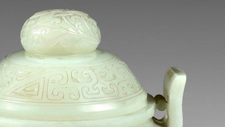 Chine, XIXe siècle. Brûle-parfums tripode en néphrite, incisé d’une frise de masques... Respect des anciens en Chine