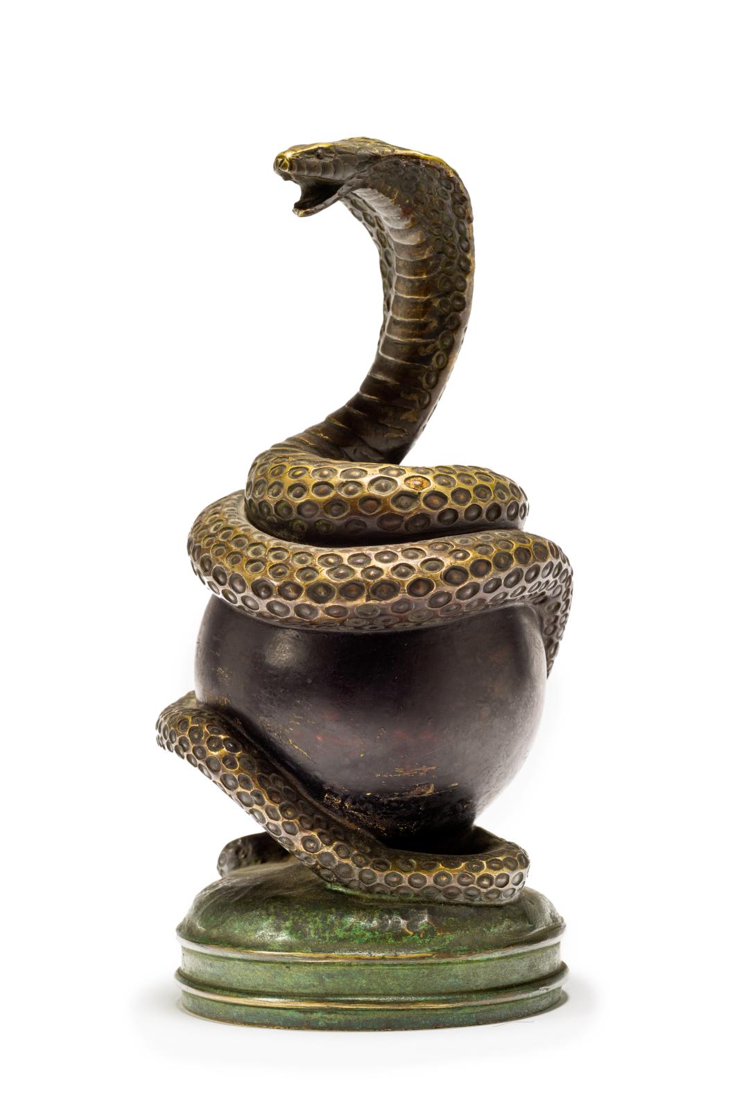 Jean Dunand (1877-1942), Cobra dressé, sculpture formant presse-papiers en bronze patiné, modèle de 1913, h. 17 cm (détail). Adjugé : 22 225 €