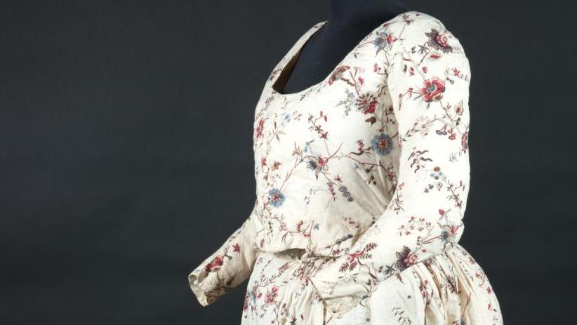 Robe à l’anglaise en indienne probablement de Jouy, vers 1780, toile de fin coton... Un souffle de fraîcheur