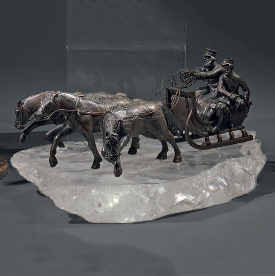 1 397 € École russe, début du XXe siècle. Trois chevaux tirant un traîneau, groupe en bronze monté sur socle en cristal de roche, h. 9, l. totale 25 c
