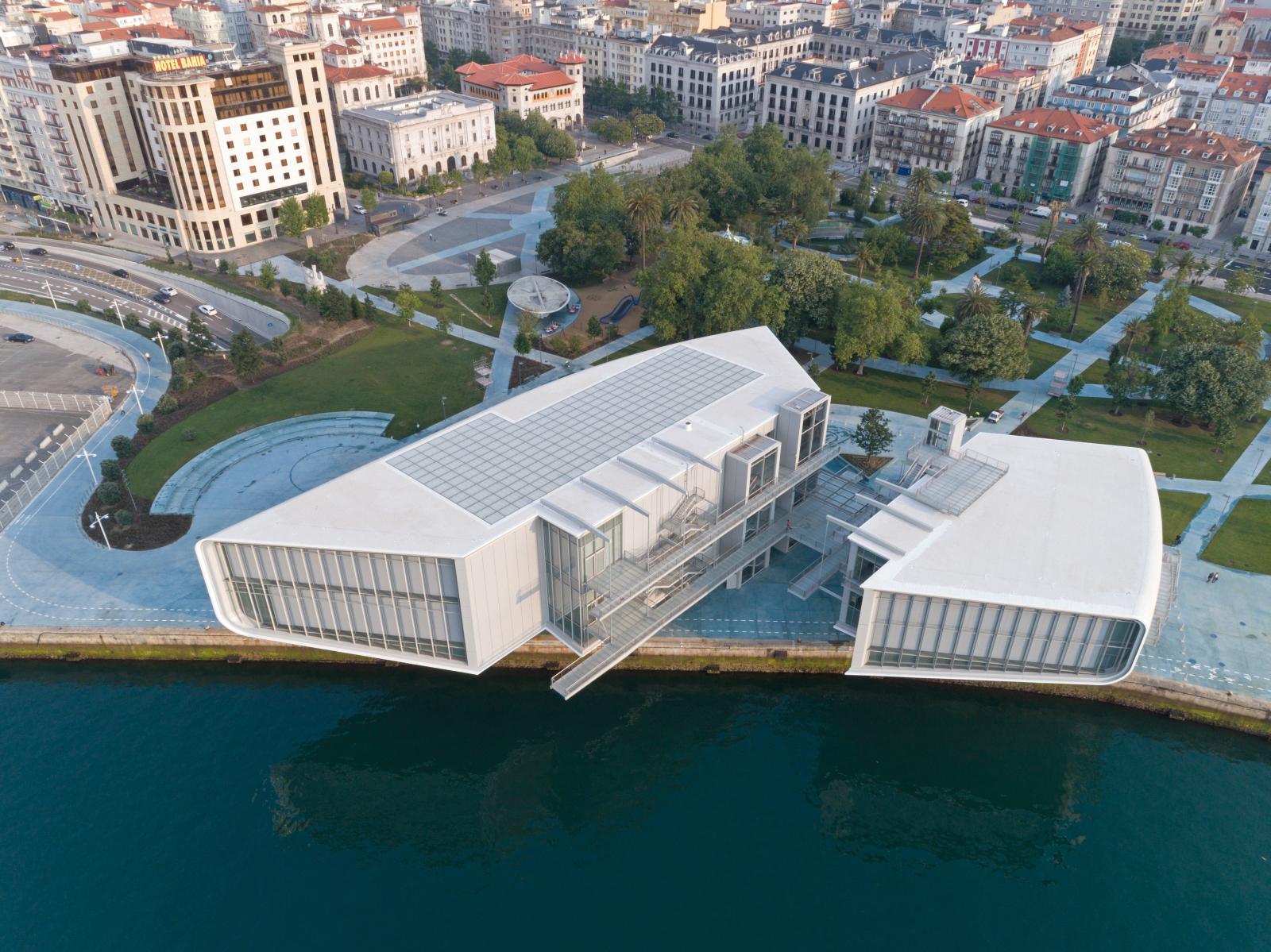 L’architecture du centre d’art s’inscrit parfaitement dans la baie maritime de Santander. 