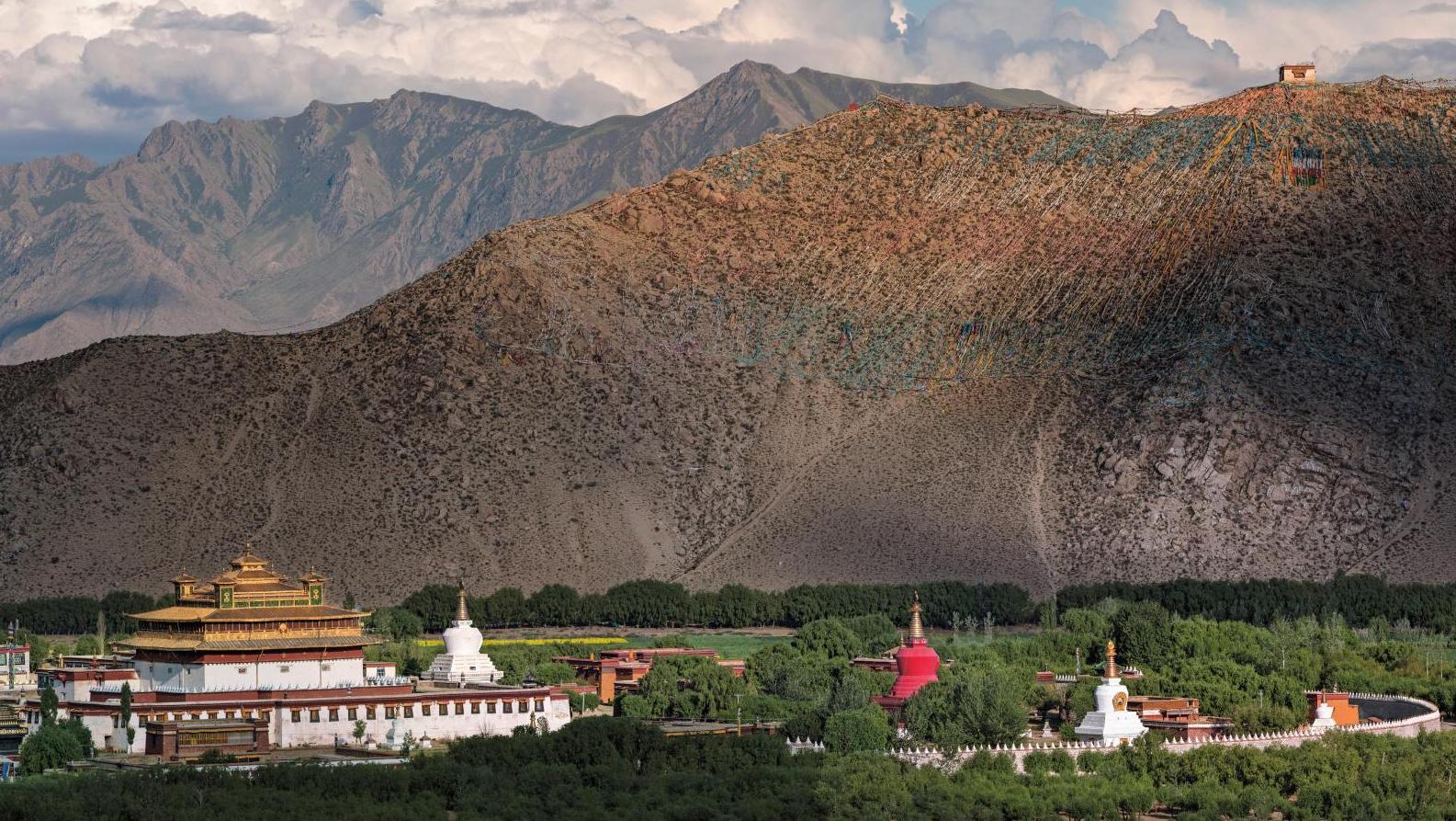 Le monastère de Samye avec son temple représentant le mont Méru, centre de l’uni... Livre : Le Tibet révélé