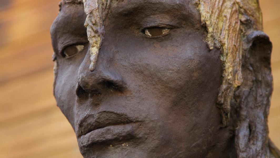 Bronze du Guerrier masaï debout, qui vient d’être acquis pas l’État du Maroc pour... Le Sphinx veille sur la mémoire d’Ousmane Sow