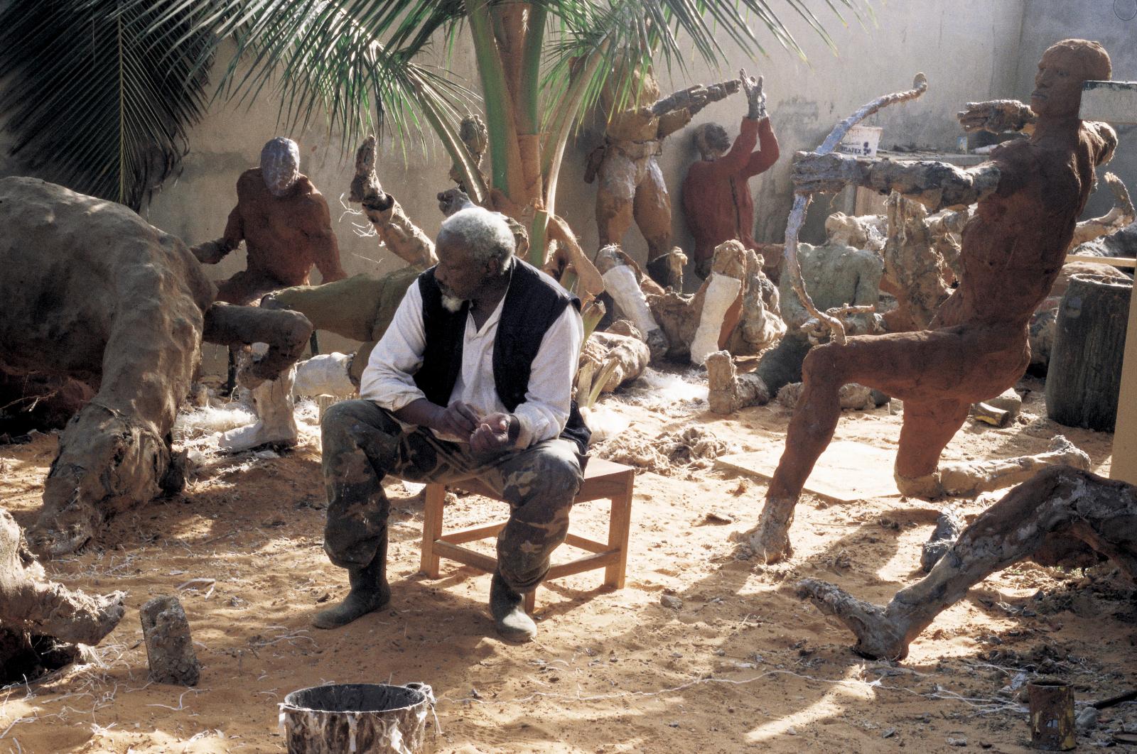 Ousmane Sow dans la cour-atelier de sa maison à Dakar. 