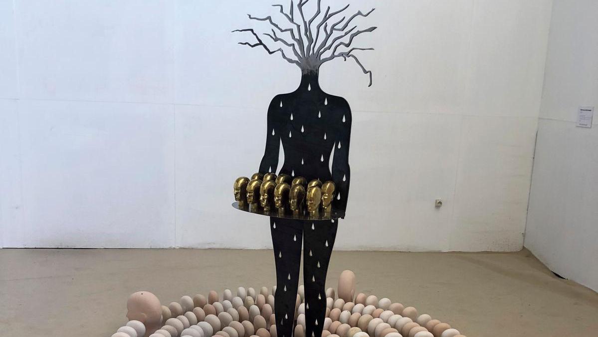 Sculpture de Mahmoud Bouchiba (né en 1943), pavillon tunisien, Biennale de Dakar... À Dakar, une Biennale dense et perfectible