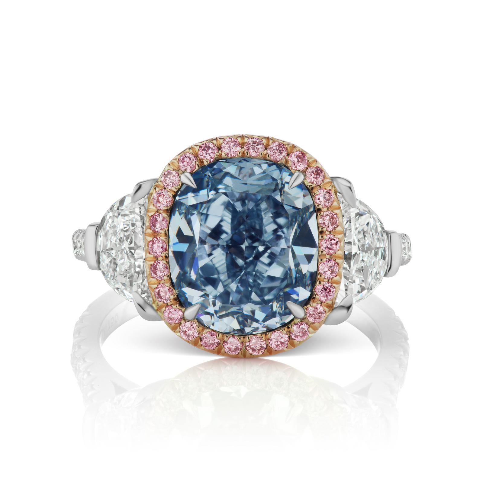 L. J. West, bague diamant ovale, 3,04 ct, couleur fancy intense blue VS2, sertie de deux diamants demi-lune et d’un entourage diamants roses, présenté