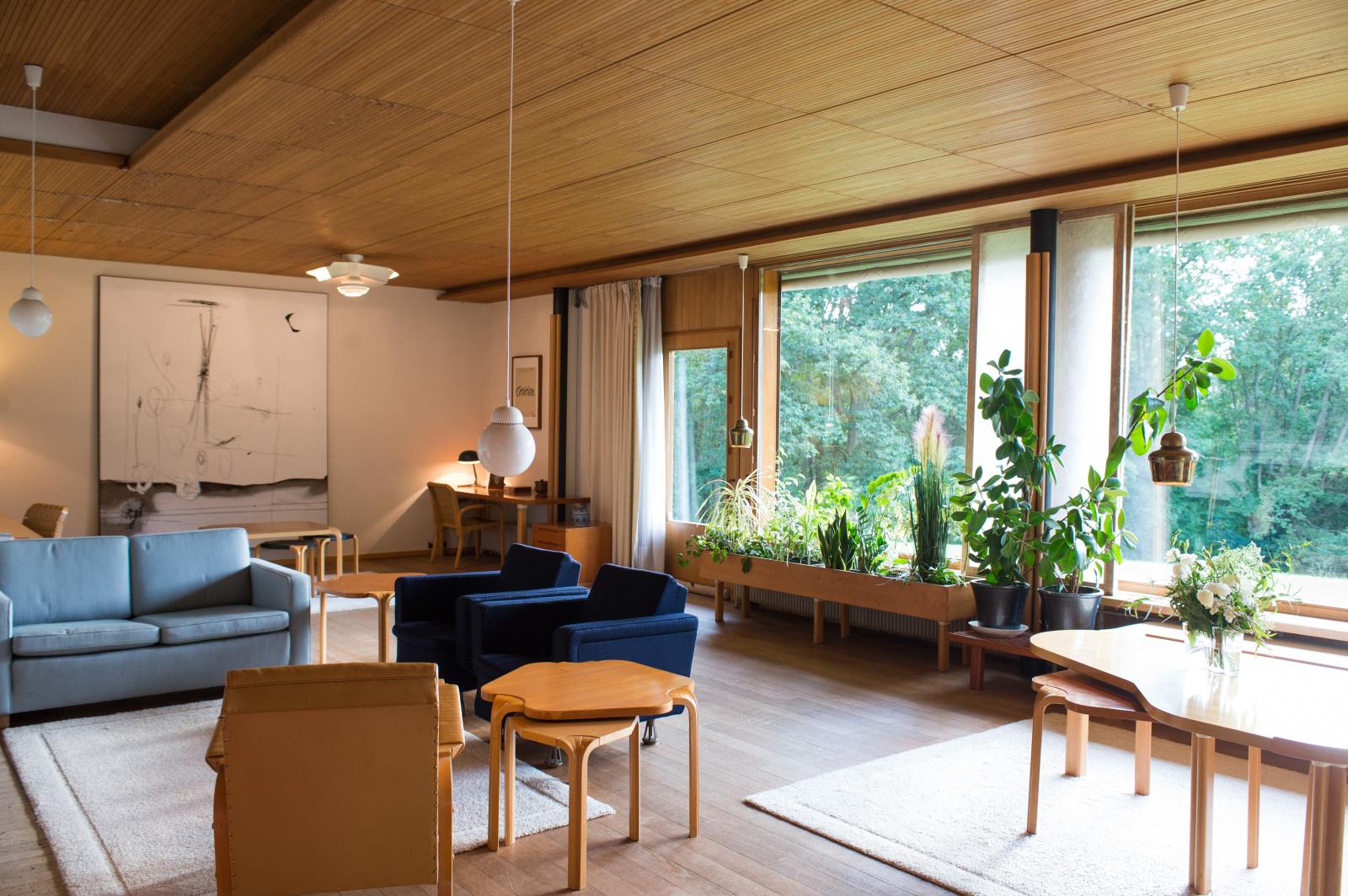Vue de la salle de séjour. Comme toujours chez Alvar Aalto, le choix des matériaux et du mobilier a été motivé par la volonté d’accentuer la chaleur d
