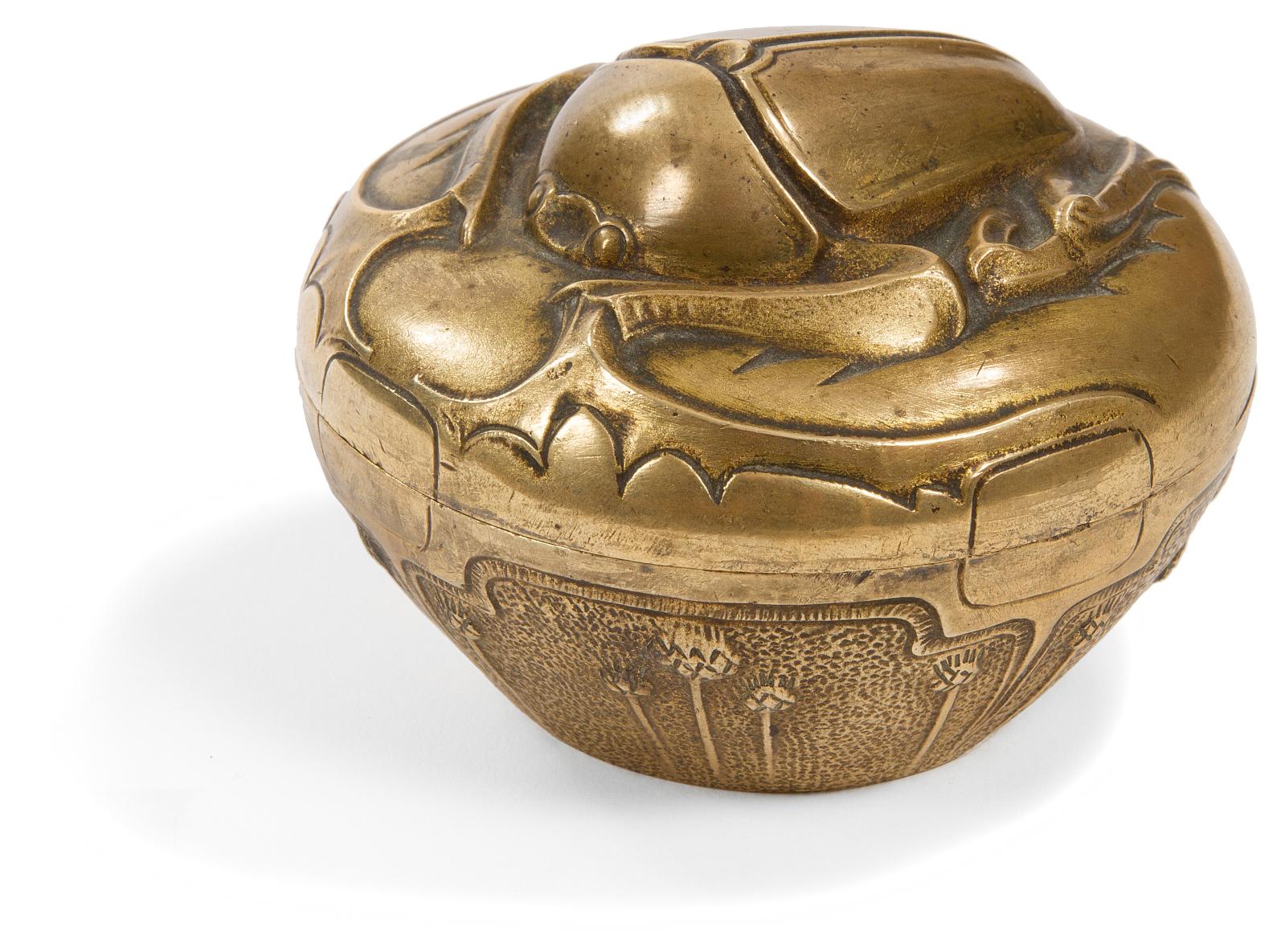 Attribuée à René Lalique (1860-1945), d’après le modèle «Scarabée» créé pour la maison L.T. Piver, vers 1911, boîte à crème en bronze doré, diam. 8,8 