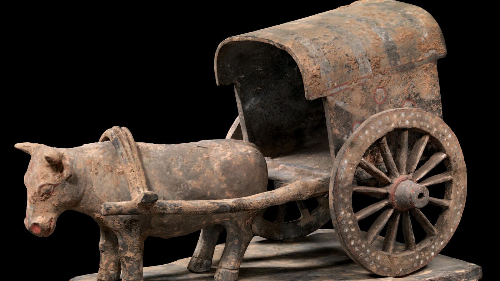 Chariot tiré par un buffle, début de la dynastie Tang, VIIe siècle, h. 25, l. 44 cm.Paris,... Splendeur des mingqi