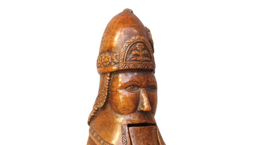 France, vers 1550-1580. Casse-noisettes en bois figurant un homme, h. 23,5 cm. Estimation :... Casse-noisettes à la mode du XVIe siècle