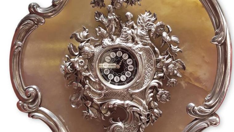 Pierre-Karl Fabergé (1846-1920), pendulette de bureau en bowénite sculptée et polie,... Heures précieuses par Fabergé