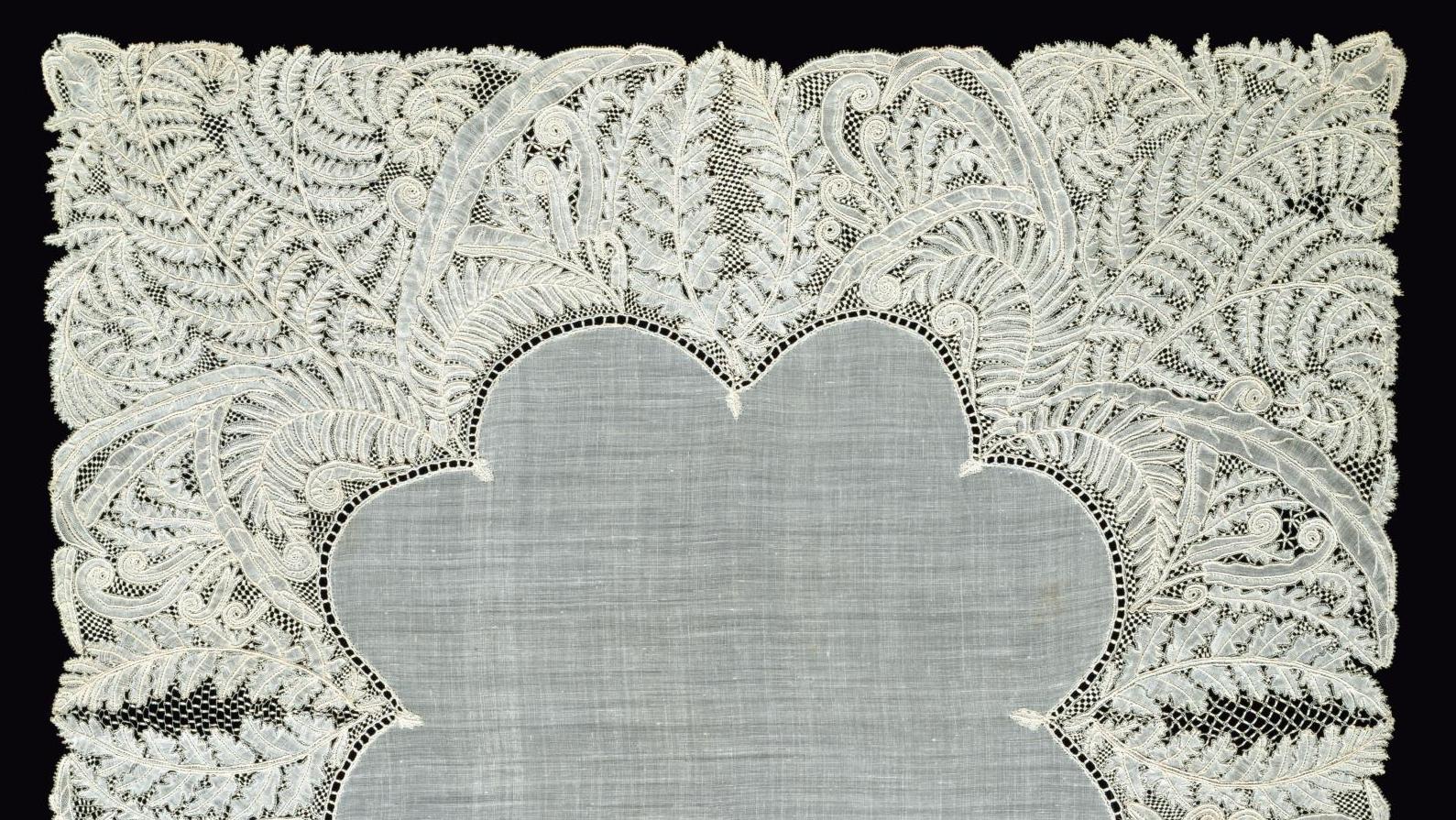 Mouchoir, création de Lady Paulina Trevelyan (1816-1866), fabrication Miss S. Sanson,... La mode, le massacre en partage