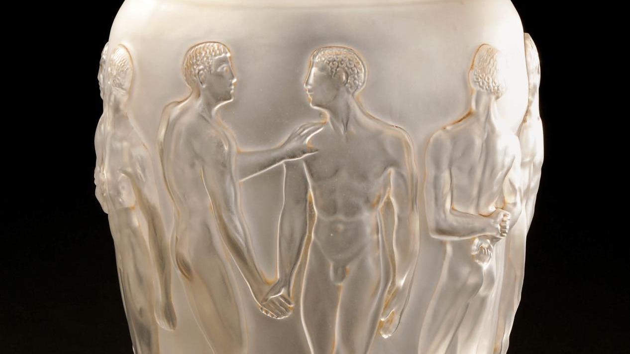 René Lalique (1860-1945), vase Palestre, épreuve en verre blanc satiné, patiné sépia,... L’homme idéal