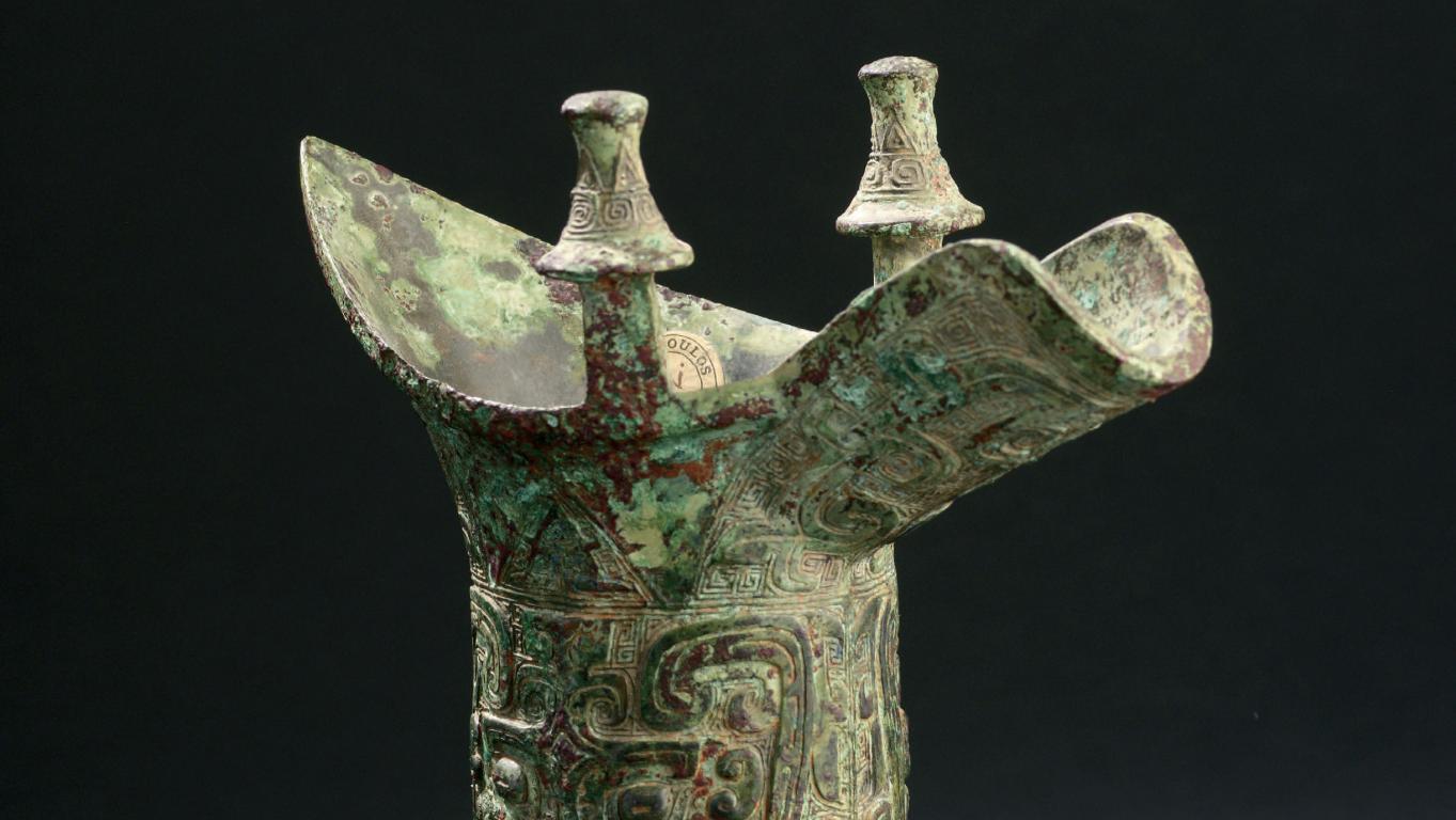Verseuse tripode jue en bronze, à décor de masques taotie sur fond de leiwen, anse... Et zhou !