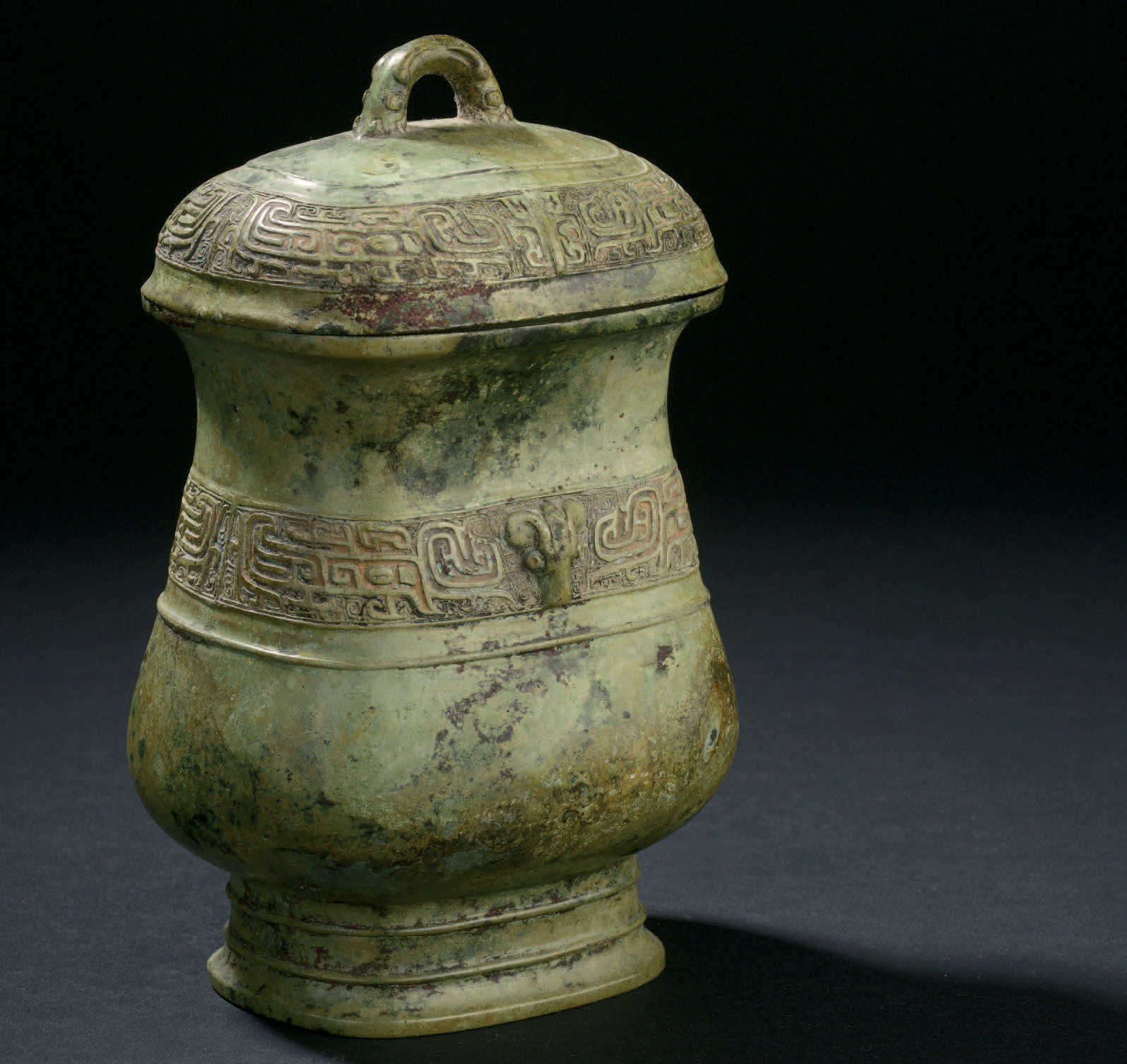 Chine, fin de la dynastie Shang-début des Zhou de l’Ouest, XIIe-XIe av. J.-C. Vase rituel zhi en bronze, la panse décorée d’une frise de dragons styli