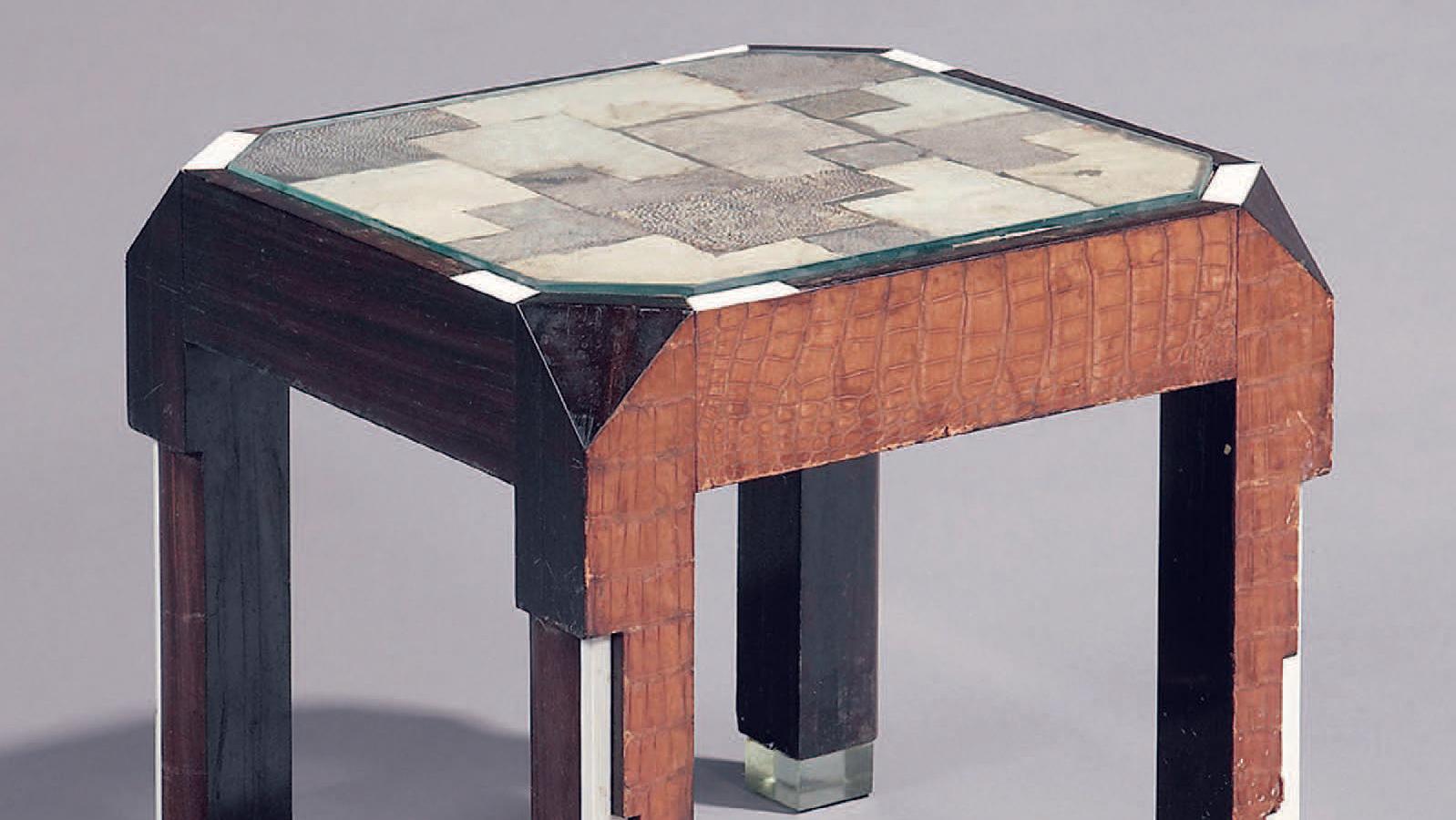 Jean-Charles Moreux (1889-1956), table éclairante en galuchat, ébène, ivoire, peau... Vous avez dit Doucet ?