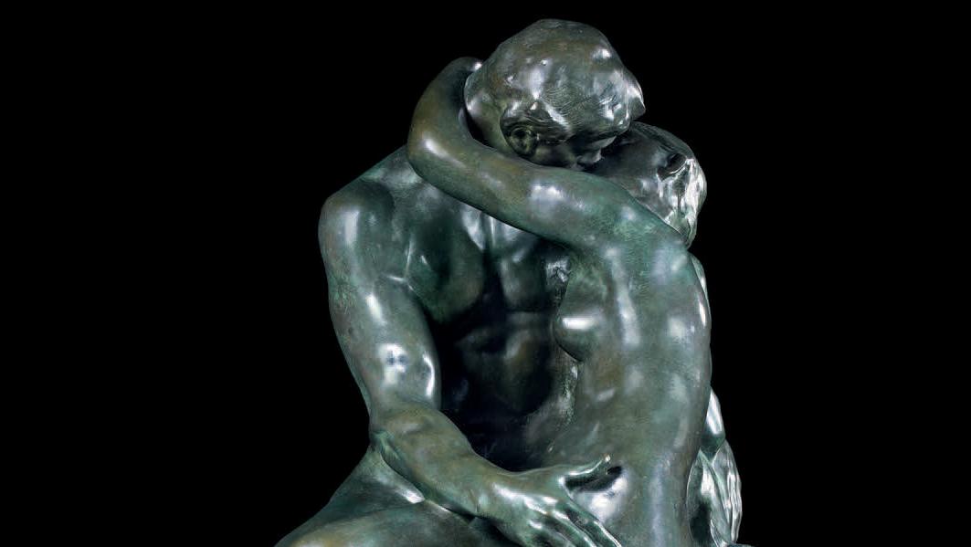 Auguste Rodin (1840-1917), Le Baiser, deuxième réduction, bronze à patine vert sombre... Un pur moment de bonheur