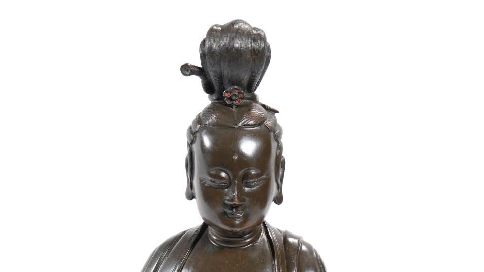 Chine, XIXe siècle. Guanyin, bronze, 60 x 36 x 25 cm. Adjugé : 76 615 € Douceur et sérénité d’une Guanyin