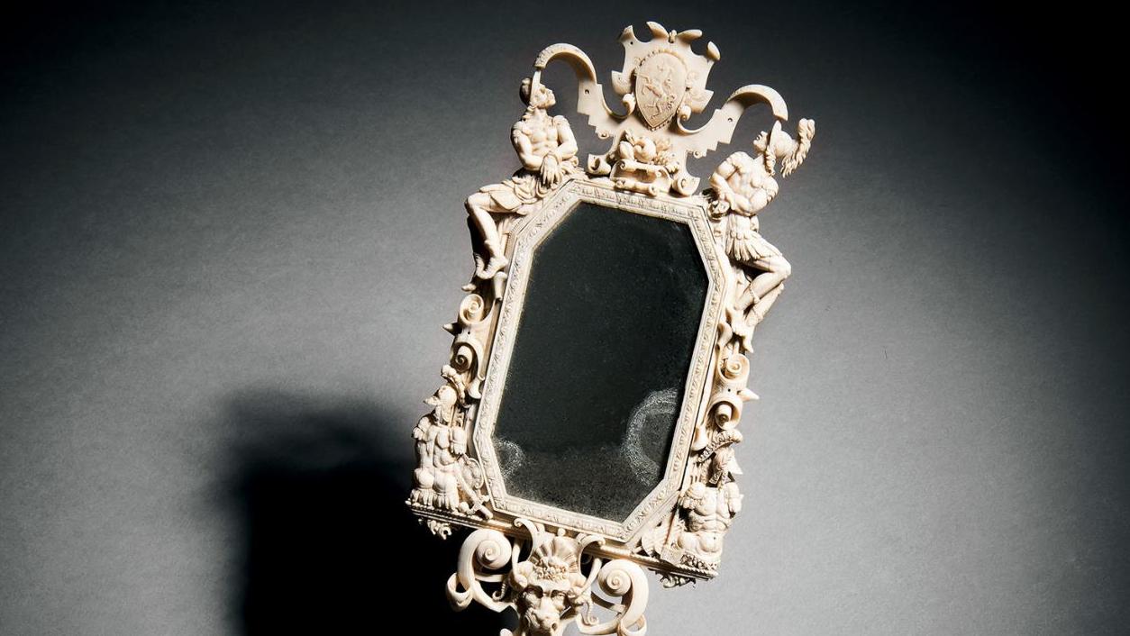 3 810 €Travail probablement dieppois du XIXe siècle. Miroir à main en ivoire sculpté... Les miroirs à main