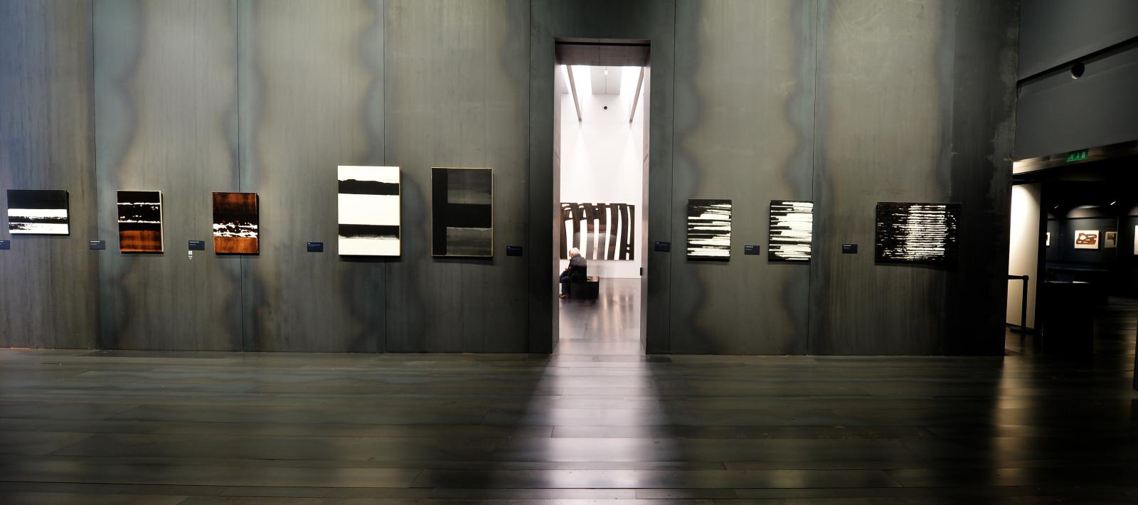 L’une des salles du musée Soulages, dont chaque œuvre a été sélectionnée par l’artiste. © RCR - Photothèque Rodez Agglomération - Photo Jean-Louis Bor