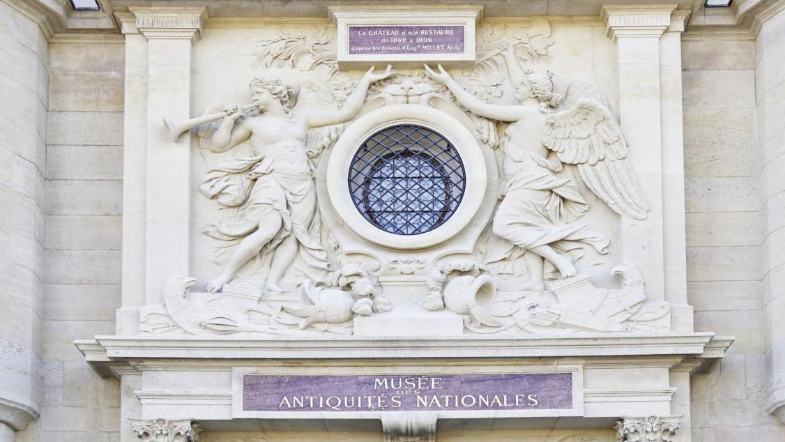 Entrée du musée d’Archéologie nationale, château de Saint-Germain-en-Laye. © Valérie... Une collection sans frontières