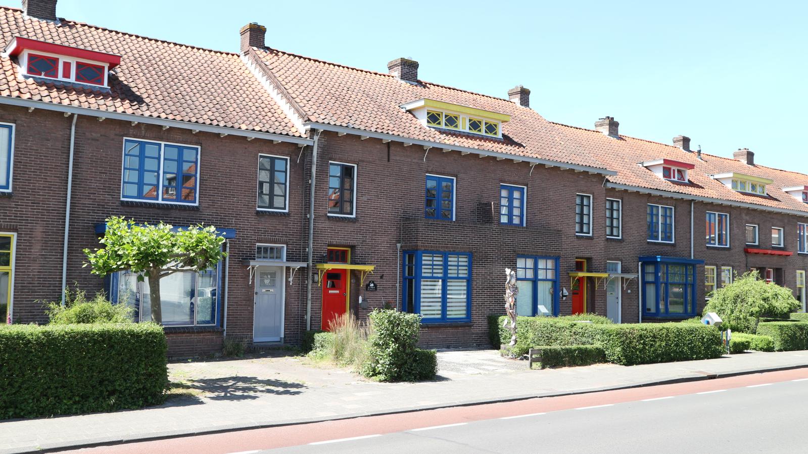 La maison Van Doesburg, située dans le centre-ville de Drachten, fait partie d’un ensemble immobilier décoré par l’artiste. © Museum Dr8888
