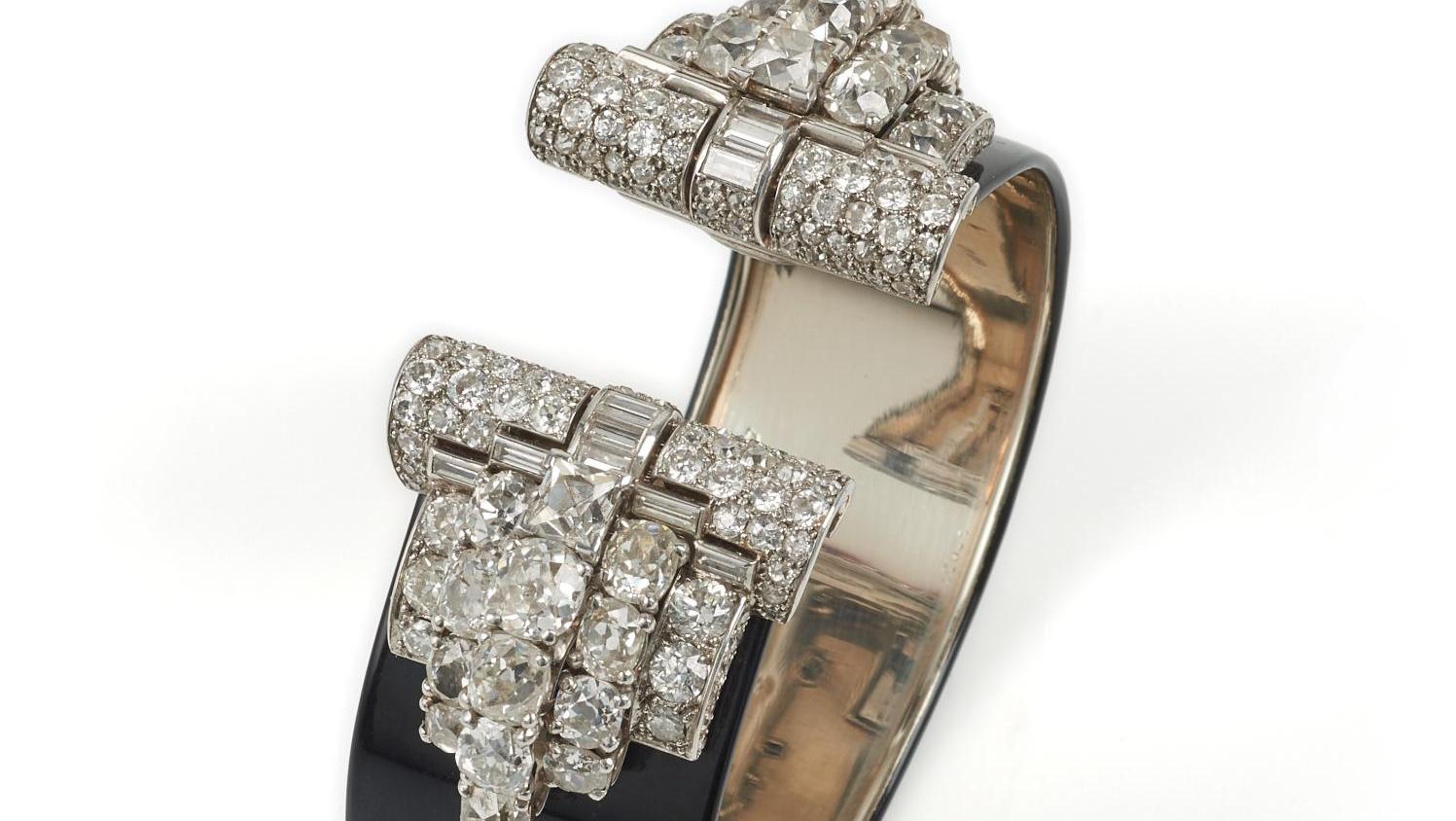 Cartier Paris, vers 1934-1936. Bracelet manchette ouvert formé d’un bandeau en or... De chez Cartier, un bijou simple et raffiné 