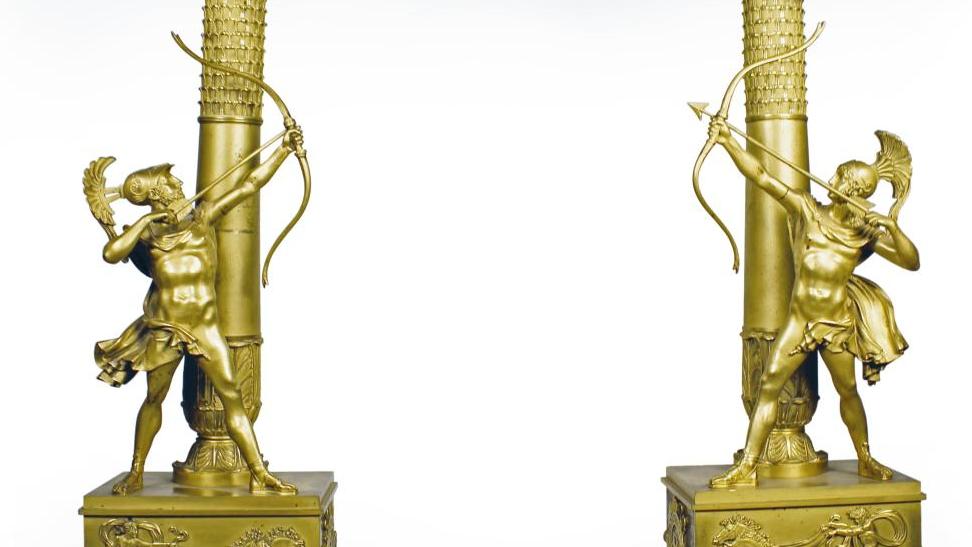 Époque Empire. Paire de candélabres aux archers, en bronze doré à huit lumières,... Sisley et l’Empire font mouche
