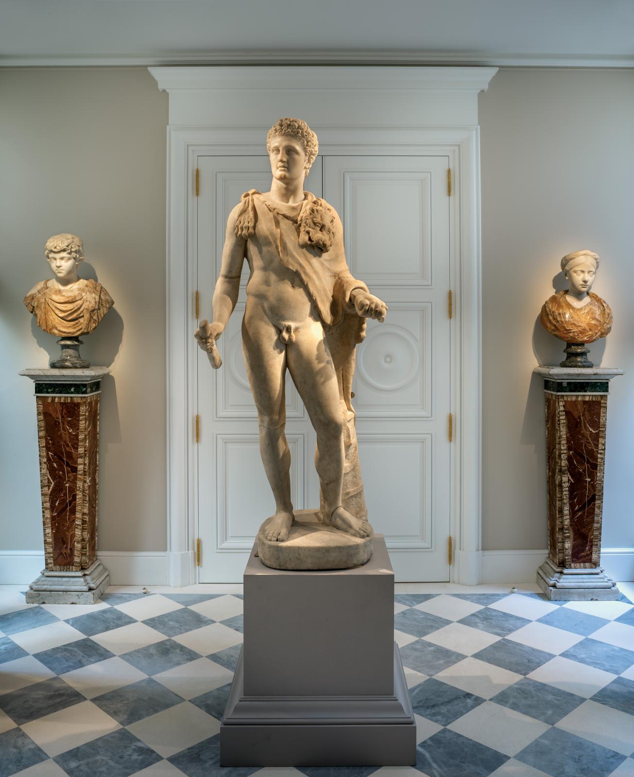 Encadré d’antiques, l’Hercule Barberini, restauré par Gonelli en 1627-1628, se dresse dans une des nouvelles salles. © Galerie Kugel 