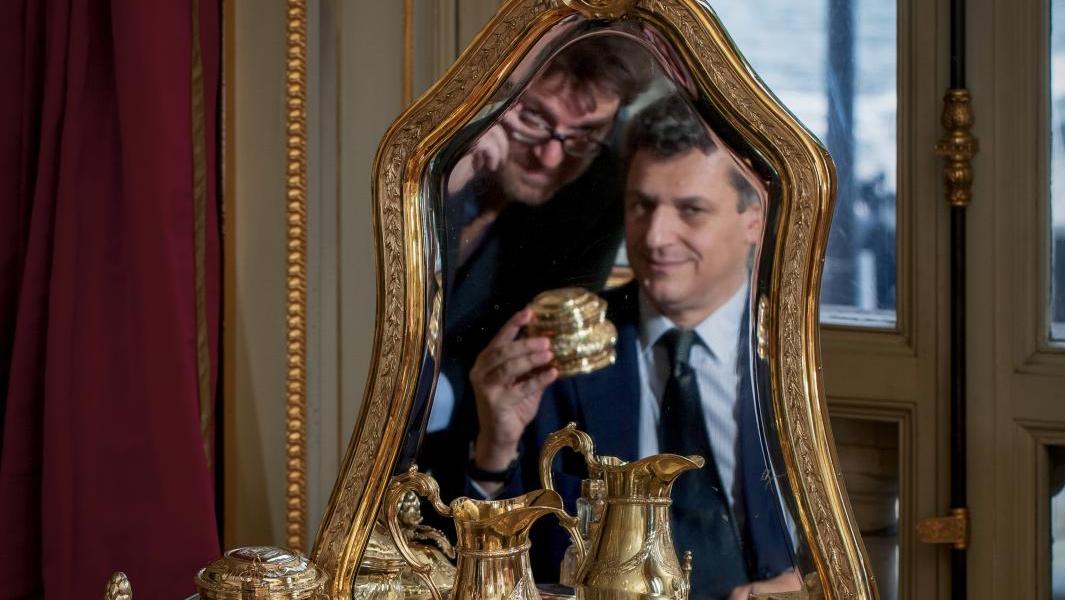 Nicolas et Alexis Kugel se reflètent dans un miroir du service de toilette de la... Nicolas et Alexis Kugel Le beau en majesté