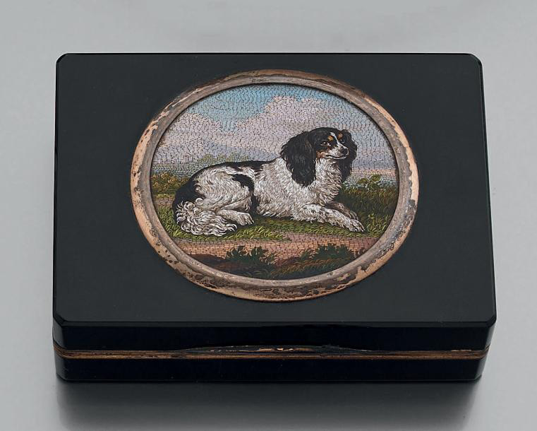 3 750 €Rome, XIXe siècle, tabatière en verre noir et monture de vermeil, couvercle appliqué d’une micromosaïque figurant un chien couché, l. 7,5 cm.Dr