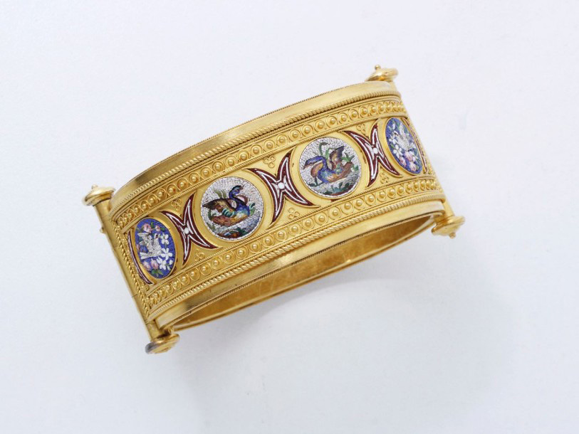7 512 €Travail romain, vers 1850, bracelet jonc ouvrant en or satiné décoré de quatre médaillonsde colombes et de canards en micromosaïque romaine, po