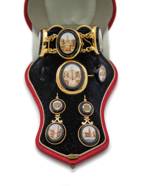 4 132 €Années 1850, un bracelet, une paire de pendants d’oreilles, une broche et un bouton de plastron en or, ornés de micromosaïques à décor de monum