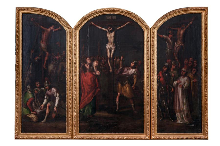 8 820 €Nicolás Correa (vers 1660-vers 1720), La Crucifixion avec deux larrons, trois huilessur toile marouflées sur panneaux formant triptyque, dim. d