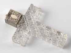1 859 €Fin du XIXe siècle. Vinaigrette en cristal en forme de croix, sommet serti d’une boîte en argent ciselé dévoilant une vinaigrette à grille de v