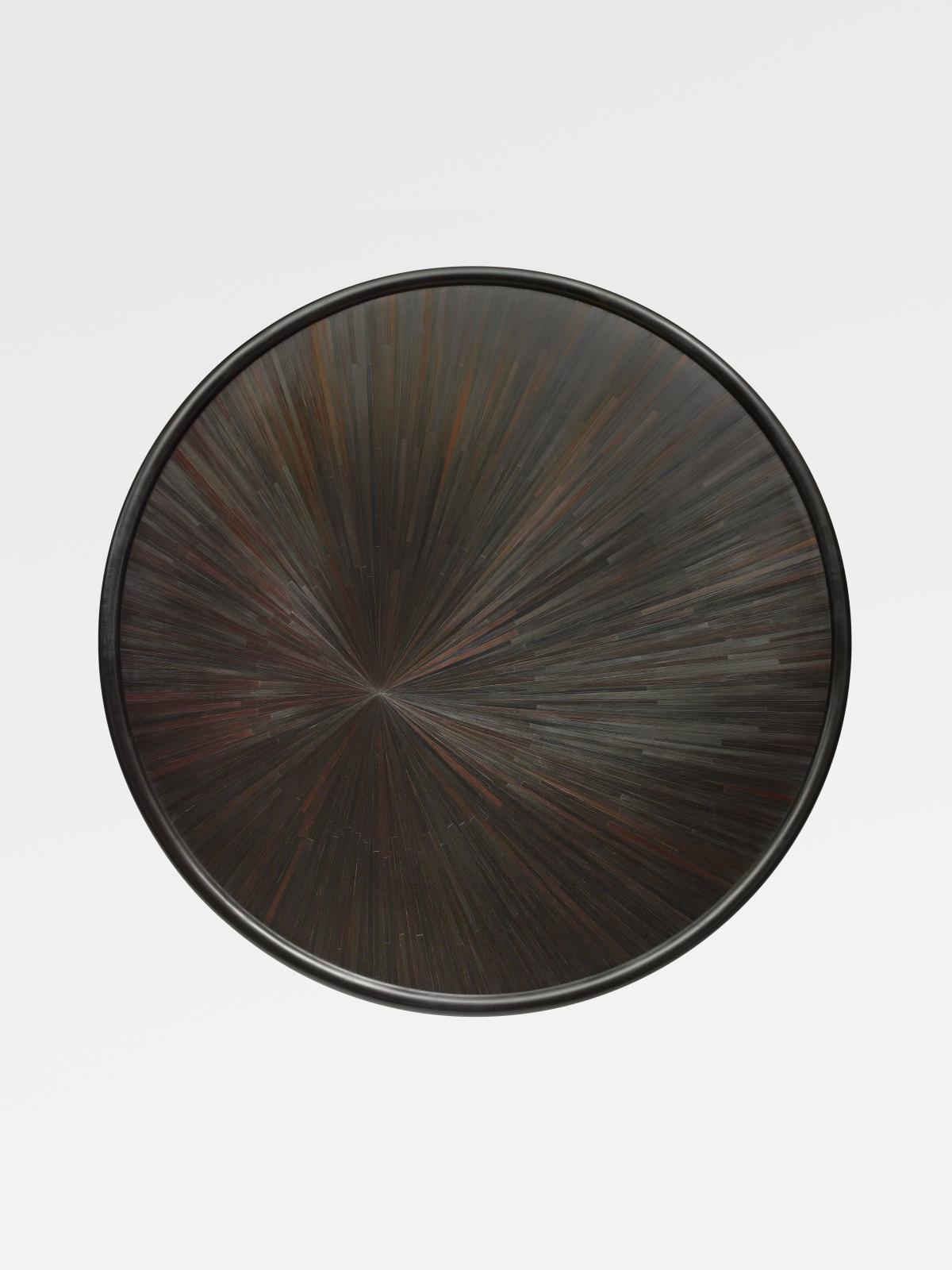 Table basse Helios, design Nicolas Aubagnac, piétement en érable massif noirci huilé et ciré, plateau de marqueterie de paille noire, verre de protect