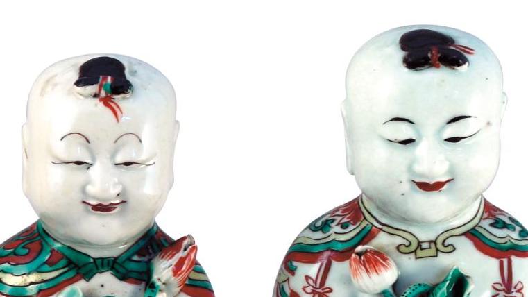 Chine, dynastie Qing, époque Kangxi (1662-1722). Trois statuettes Ho-ho en porcelaine... Allégories de richesse et de bonheur