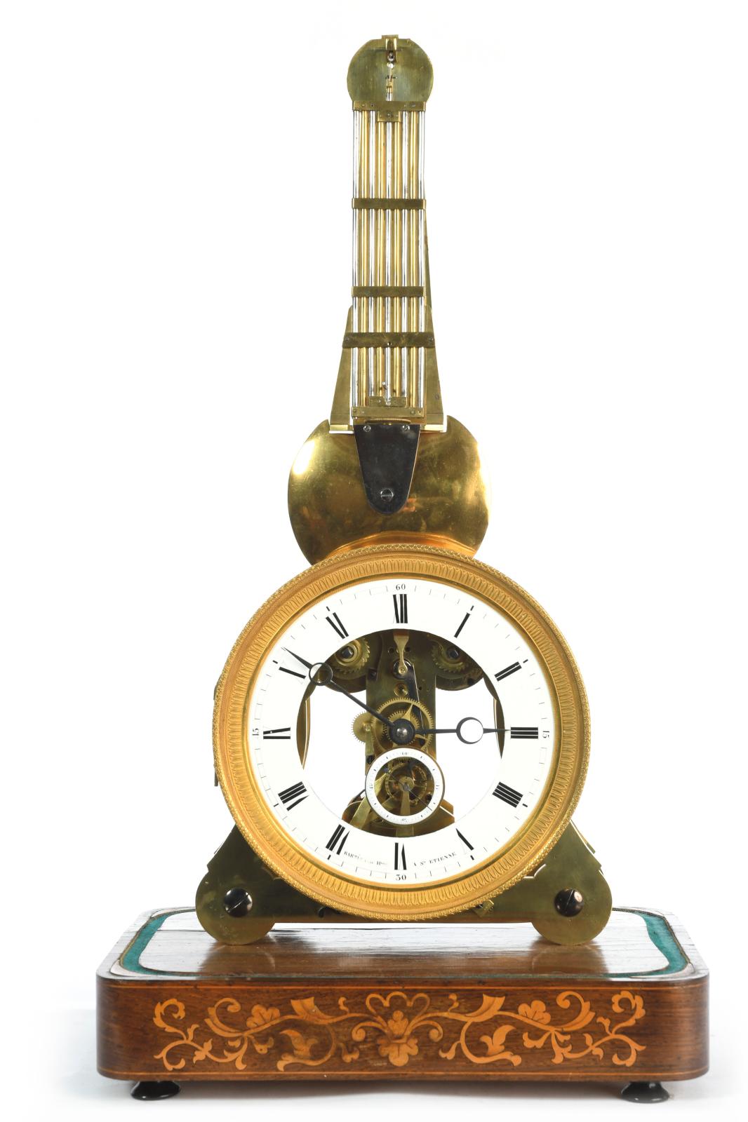 Parmi les pendules et horloges proposées dans cette vacation, on remarque un régulateur de précision dans le style de Verneuil, réalisé à Saint-Étienn