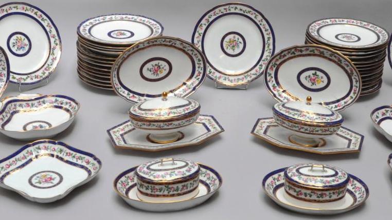 Sèvres, 1791-1793, service de table en porcelaine tendre à décor polychrome de guirlandes... Service à décor estival 