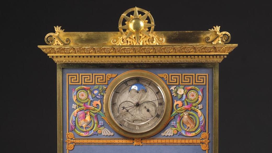 Époque Charles X, année 1829. Pendule borne en porcelaine et bronze doré, dite «pendule... À la bonne heure