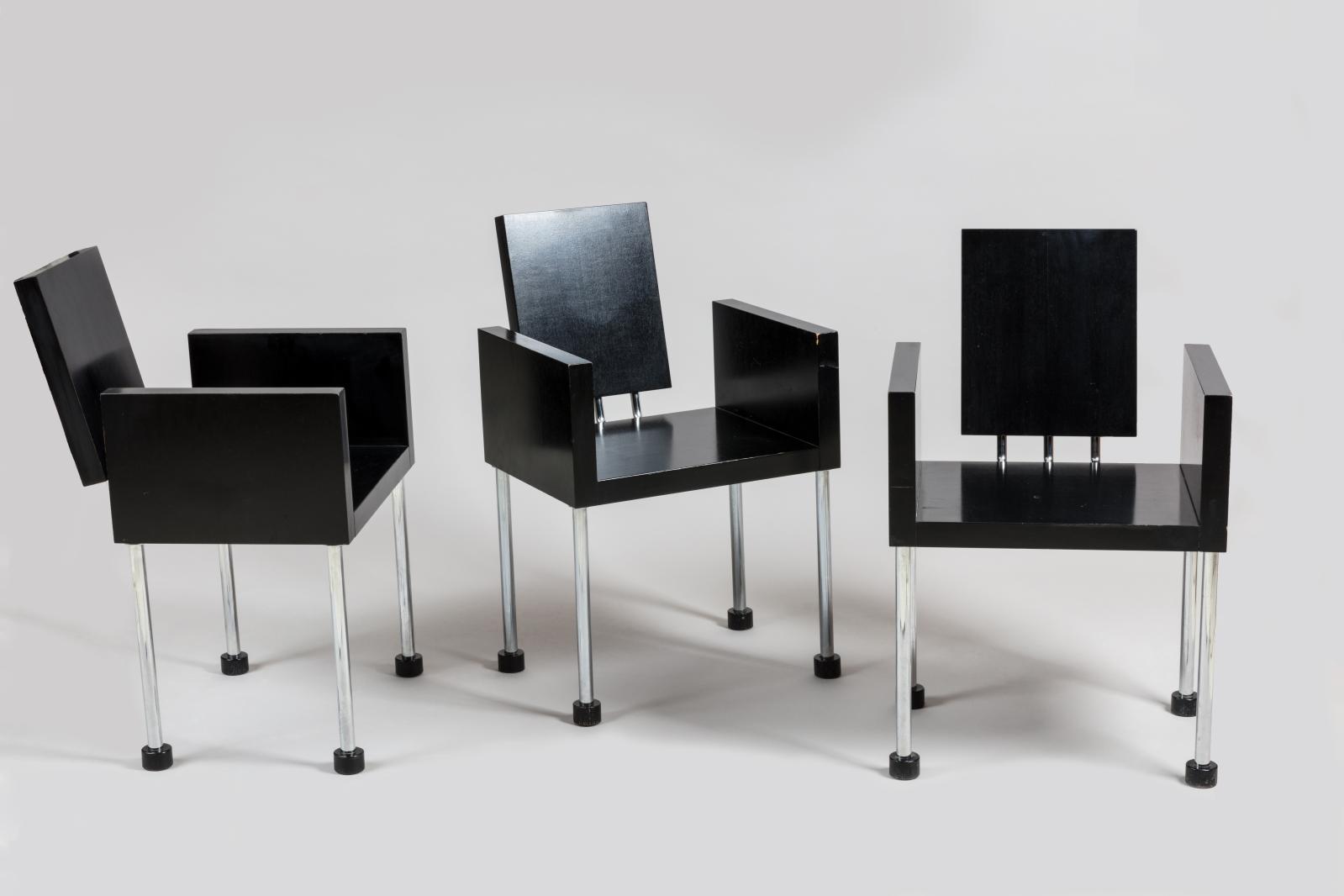 Ettore Sottsass (1917-2007), fauteuils modèle «Miss Do Not You Like Caviar», autour de 1987, frêne laqué noir et métal chromé, 82 x 53 x 55 cm. D’un e