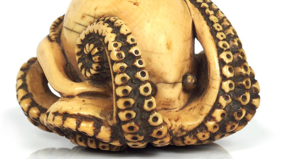 Japon, époque Edo (1603-1868). Netsuke en ivoire représentant un poulpe repliant... Nuages à l’horizon pour le marché de l’art européen